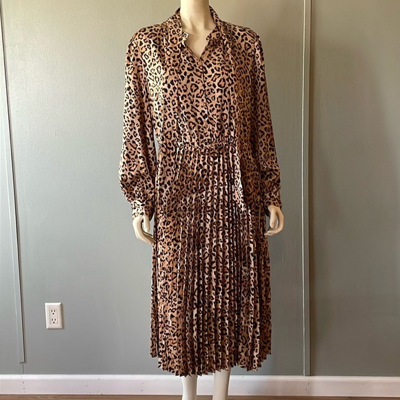 On - 34th pleated ,long sleeves dress , size Large - Picture 1 of 11
